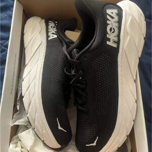 Hoka Arahi 7 women’s size 11 new in box Black and White Running Athletic Shoes